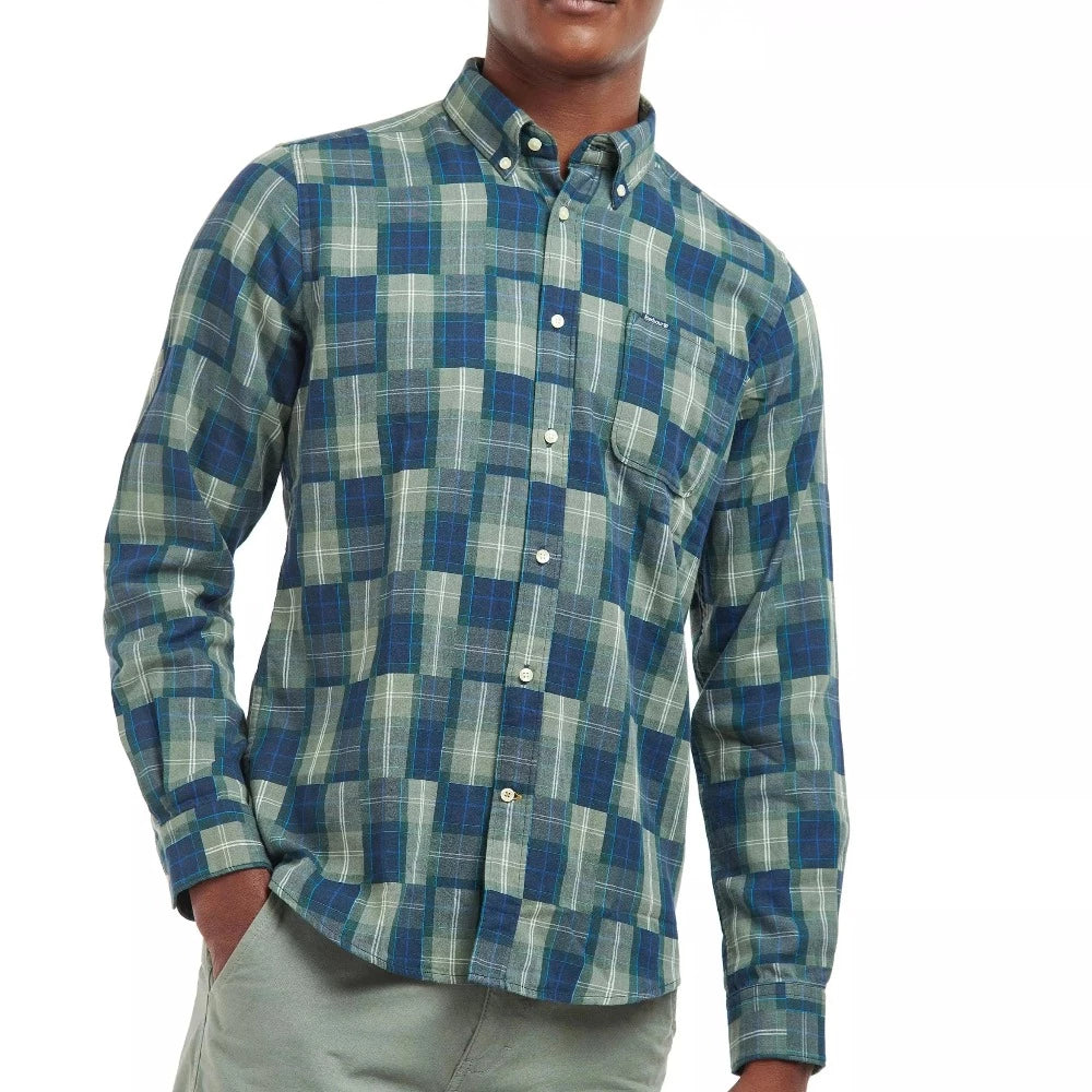 La chemise patch Barbour kielder blue possède une coupe ajusté,elle est confectionné dans un coton léger de type oxford. 100% coton légère et confortable