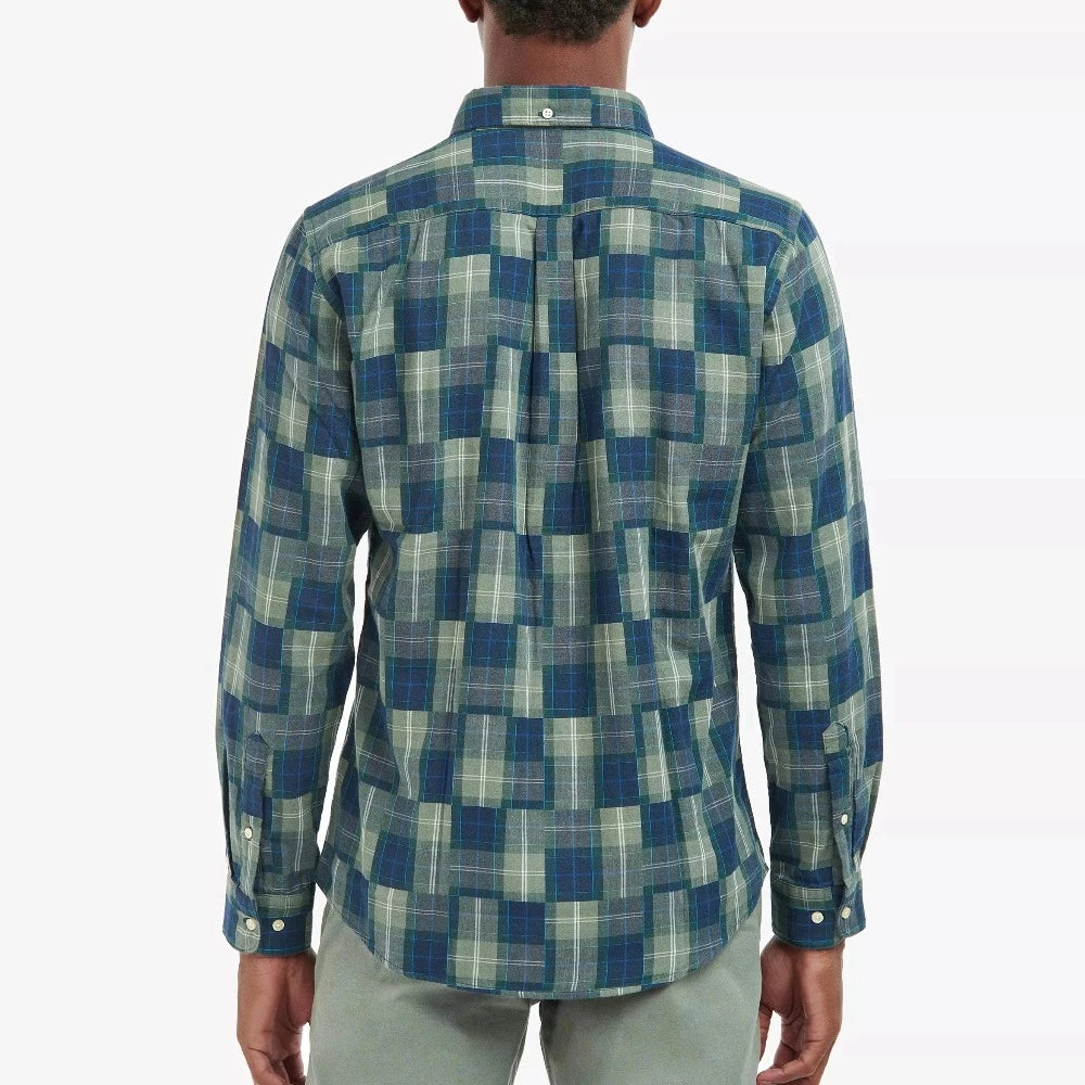 La chemise patch Barbour kielder blue possède une coupe ajusté,elle est confectionné dans un coton léger de type oxford. 100% coton légère et confortable