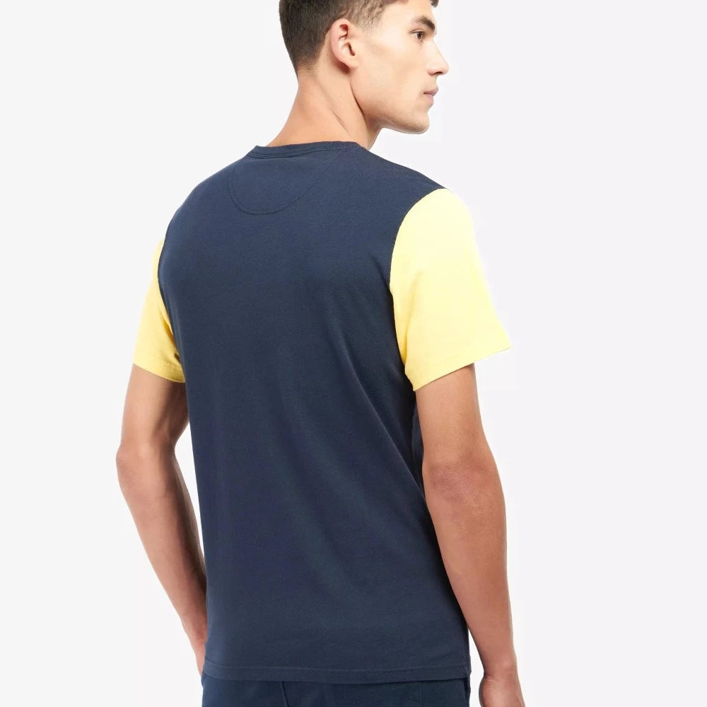 Le t-shirt bodleian navy Barbour dispose d'une coupe classique.  100% coton