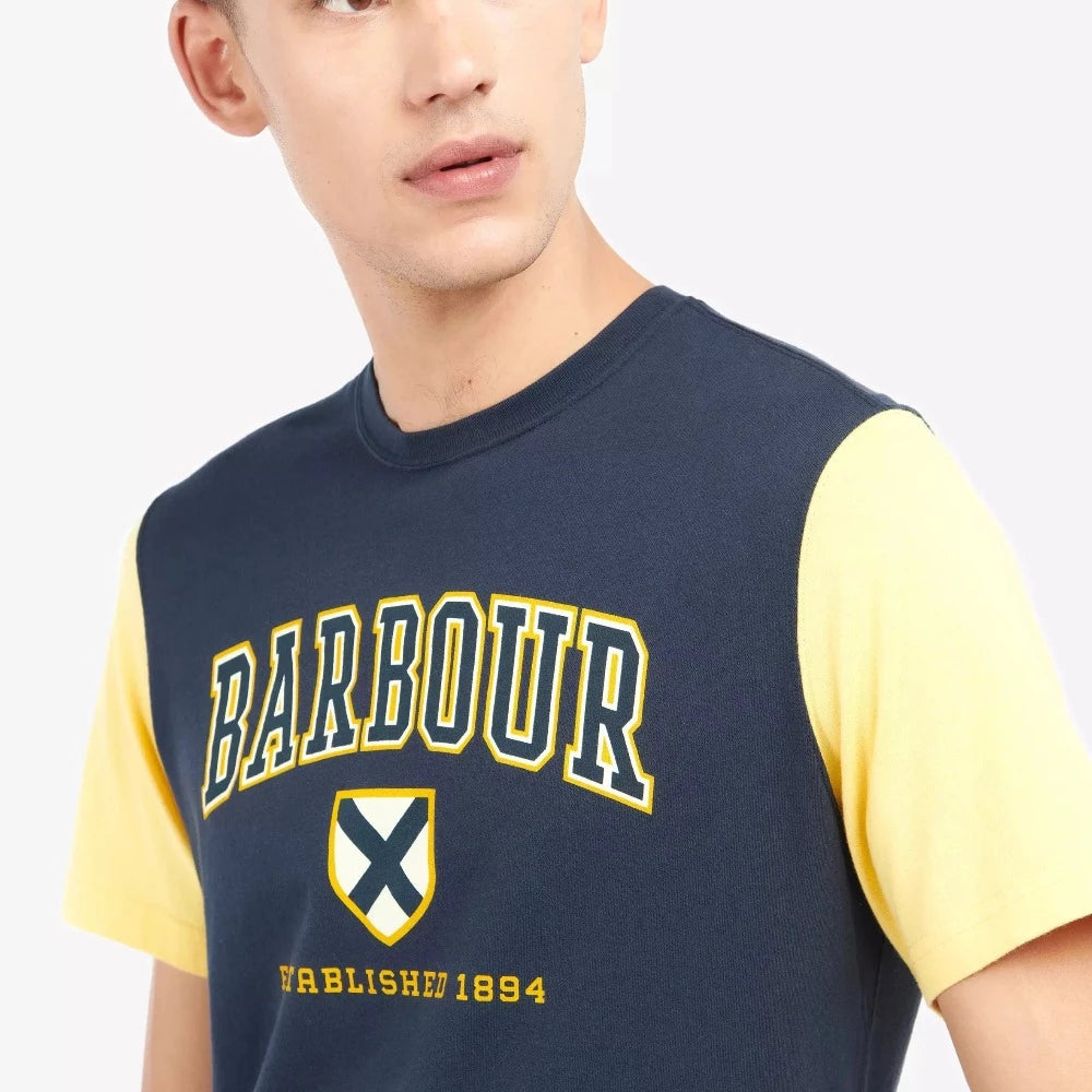 Le t-shirt bodleian navy Barbour dispose d'une coupe classique.  100% coton