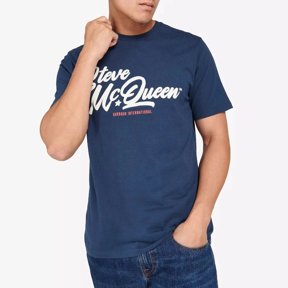 Le t-shirt murrey insignia blue par Barbour international est une nouveauté de la collection Steve Mcqueen.  100% coton