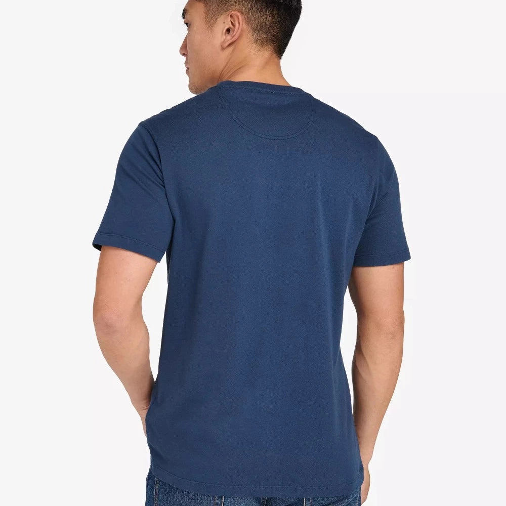 Le t-shirt murrey insignia blue par Barbour international est une nouveauté de la collection Steve Mcqueen.  100% coton