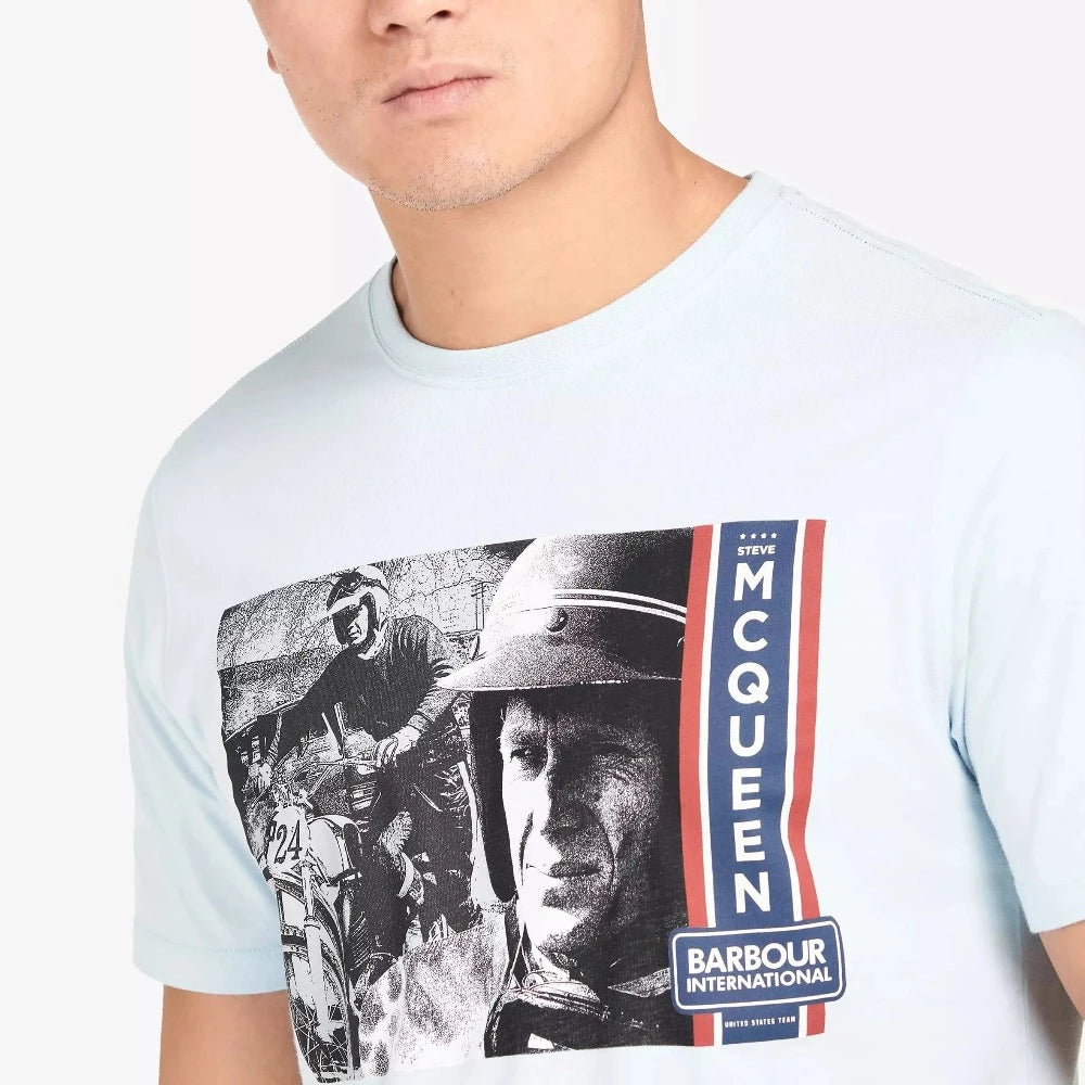 Le t-shirt harris pale sky Barbour international est une nouveauté de la collection Steve Mcqueen.  100% coton