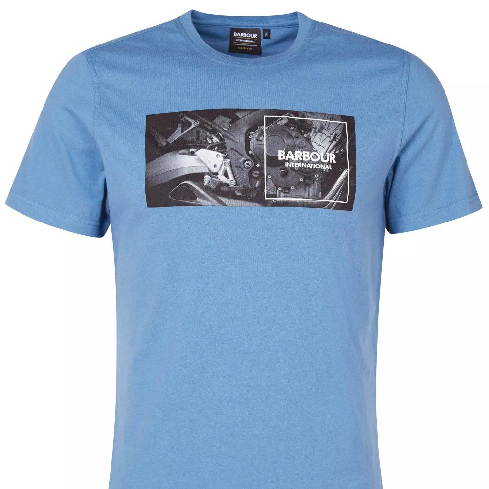 Le t-shirt fairing blue Barbour international est un incontournable de la collection Steve Mcqueen.  100% coton