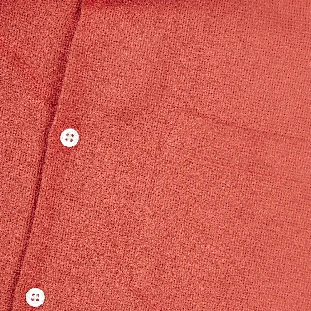 La chemise en coton Portuguese flannel est une nouveauté 2023, elle utilise un coton piqué léger, utilisé généralement pour la fabrication de polos par exemple. Très agréable en été, ne colle pas la peau. col cubain 100 % coton coupe boxy boutons en nacre fabriqué au Portugal