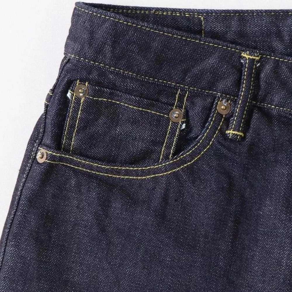 Le jeans j355 Japan blue est le nouveau jeans selvedge en coupe droite ajusté.  Il a la particularité d'être tissé a partir de coton suvin gold* d'une densité de 13,5oz.  Il dispose d'une braguette à boutons et d'une longueur w34  La coupe est similaire au j301/j366.  100% suvin gold coton prewashed zip fly blue selvedge Made in japan  Nous vous conseillons de prendre une taille au-dessus de votre taille habituelle. 
