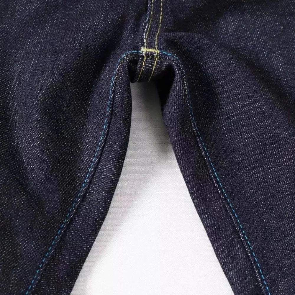 Le jeans j355 Japan blue est le nouveau jeans selvedge en coupe droite ajusté.  Il a la particularité d'être tissé a partir de coton suvin gold* d'une densité de 13,5oz.  Il dispose d'une braguette à boutons et d'une longueur w34  La coupe est similaire au j301/j366.  100% suvin gold coton prewashed zip fly blue selvedge Made in japan  Nous vous conseillons de prendre une taille au-dessus de votre taille habituelle. 