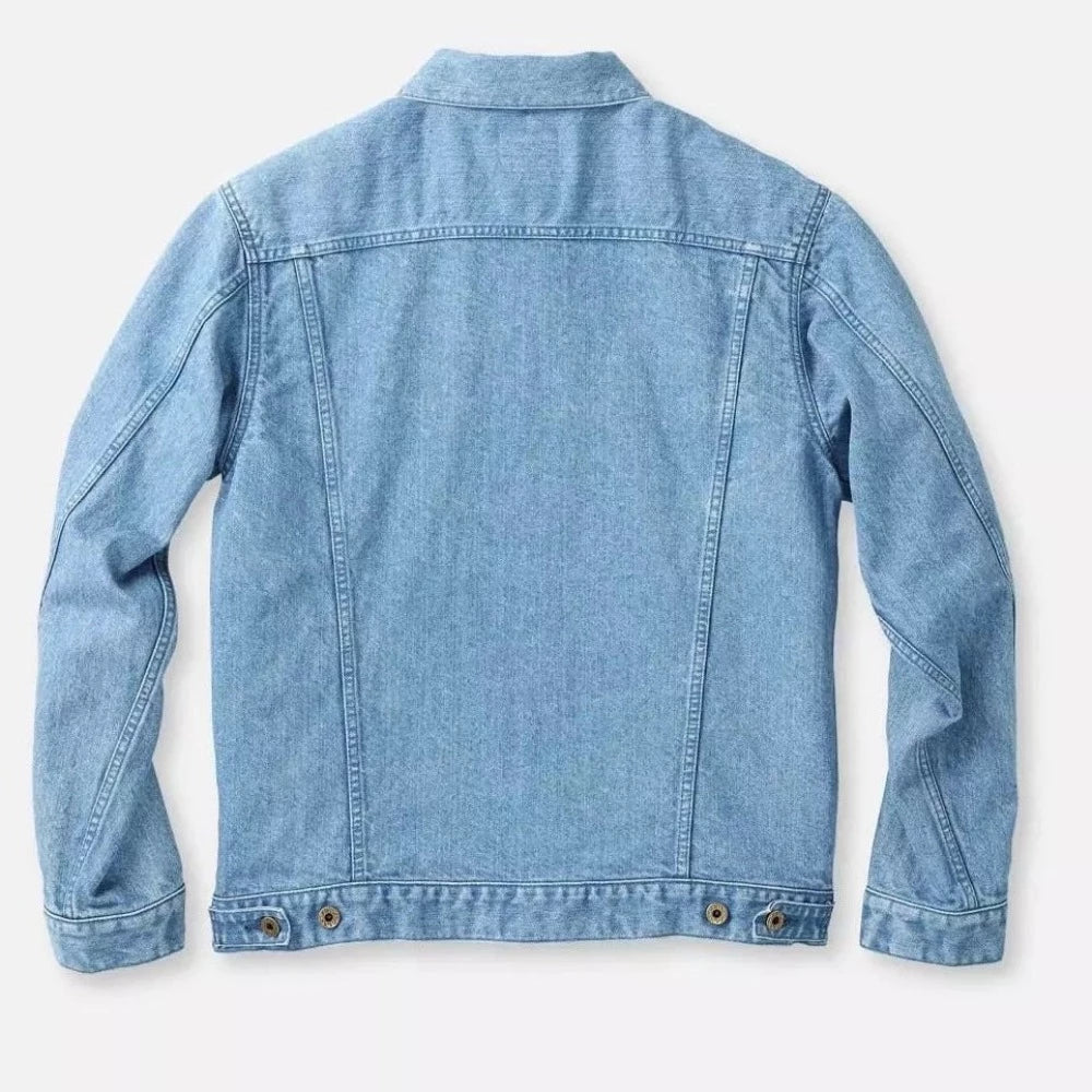 La veste 'Kouzo denim' reprend la silhouette de la veste en jean des années 80. Vous pouvez ajuster les emmanchures et la longueur pour les assortir à des vêtements modernes.  Des fibres de papier japonais utilisées sont utilisés dans la fabrication, cela est caractérisé par son poids léger et sa haute résistance et durabilité.   Le nom de l'article "KOUZO (楮)" est le nom de la plante à partir de laquelle le washi est fabriqué.  75% Cotton, 25% Washi Made in Japan