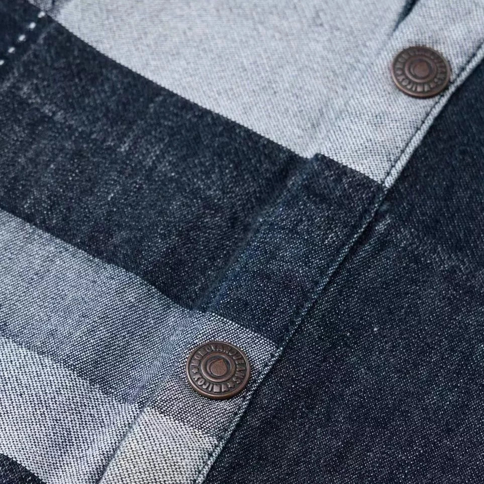 La cardigan indigo jacquard Momotaro est une nouveauté du printemps 2023.  Il possède une couple classique et un motif patchwork dans différentes variantes de bleu et de gris, le tissage jacquard de par sa conception donne une étoffe épaisse et souple.  Un cardigan original qui représente tout le savoir faire de la marque dans la tradition 'wabi-sabi'  100% coton  boutons en cuivre Fabriqué au Japon 