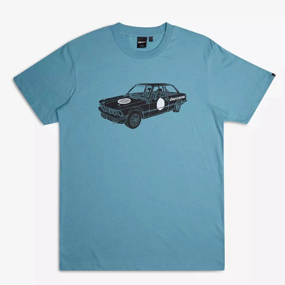 Le t-shirt rallyeye smoke blue Deus ex Machina dispose d'un imprimé sur le devant représentant une bmw coupe d'époque.  100% coton