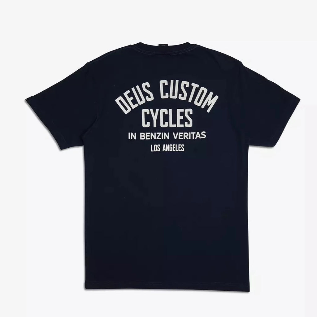 Le T-shirt Dice en couleur navy est une nouveauté de la saison 2023 de Deus ex Machina. Le T-shirt a une coupe classique droite. 