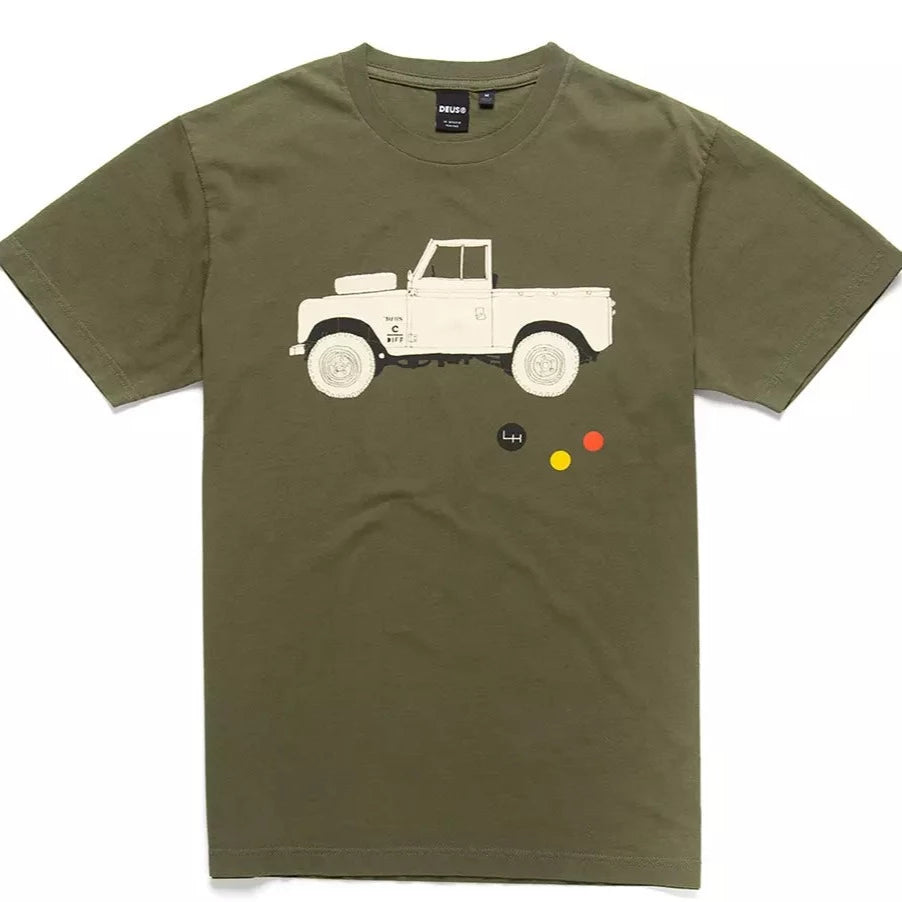 Le T-shirt Carby Landie en couleur forest green est une nouveauté de la saison 2023 de Deus ex Machina. Le T-shirt a une coupe classique droite. 