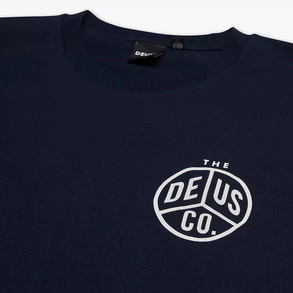 Le T-shirt Dice en couleur navy est une nouveauté de la saison 2023 de Deus ex Machina. Le T-shirt a une coupe classique droite. 