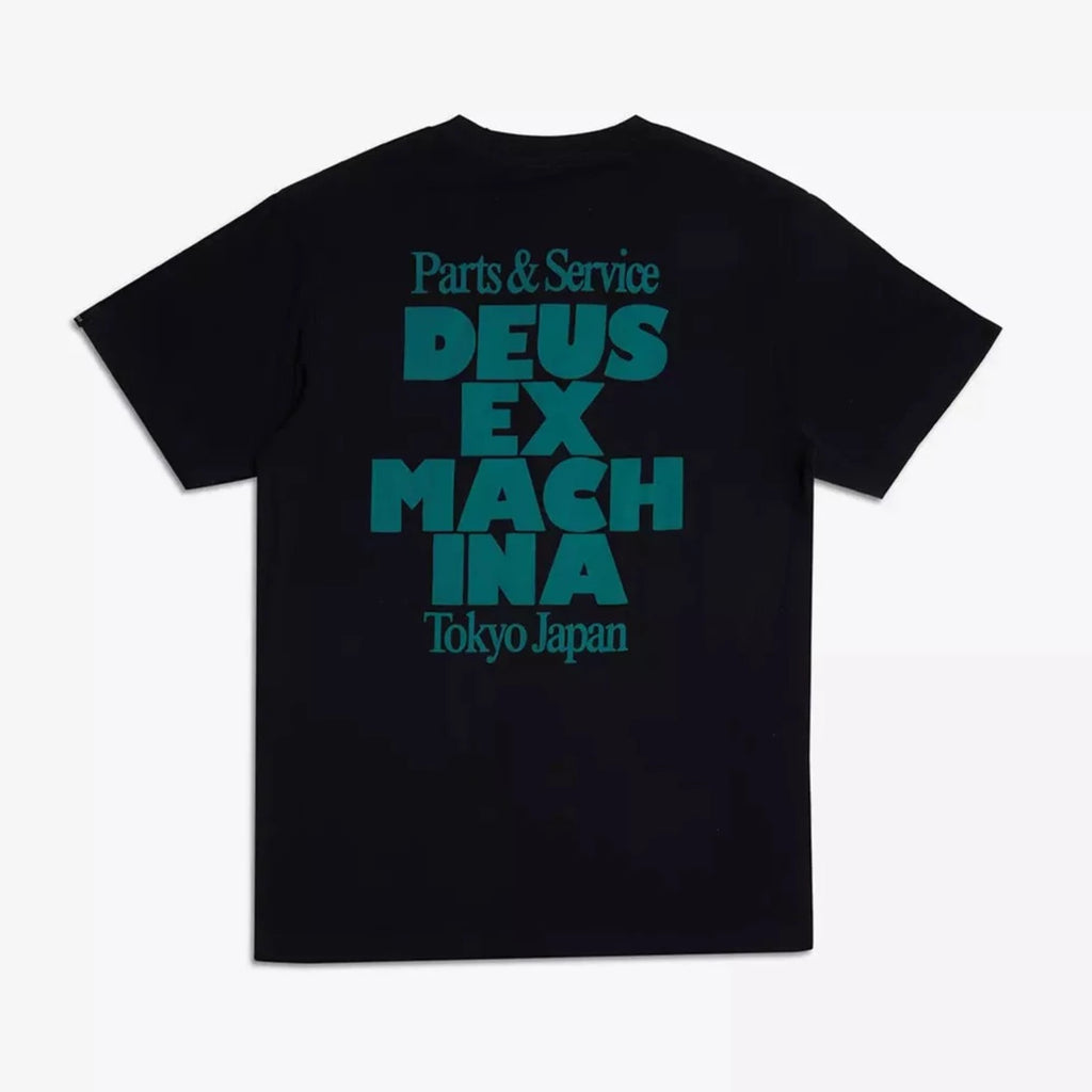 Le T-shirt Postal en couleur noir est une nouveauté de la saison 2023 de Deus ex Machina. Le T-shirt a une coupe classique droite. 