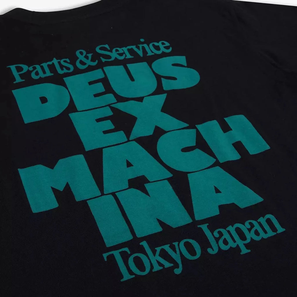 Le T-shirt Postal en couleur noir est une nouveauté de la saison 2023 de Deus ex Machina. Le T-shirt a une coupe classique droite. 