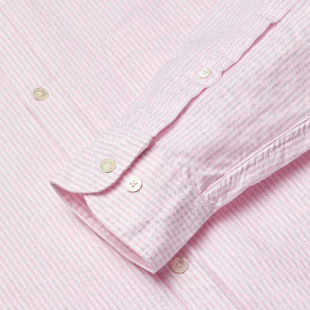 La chemise belavista stripes en oxford est le best seller de la marque Portuguese flannel depuis de nombreuses années. Simple à porter au bureau ou plus casual-chic, la chemise belavista peut être porté hors ou dedans le pantalon.  col classique button-down 100 % coton  boutons en nacre fabriqué au Portugal