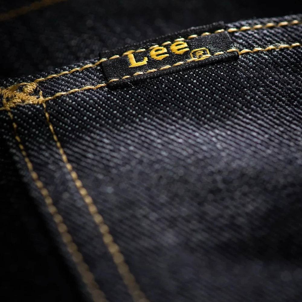 Le jeans Lee 101 Z brut s'adapte à toute les morphologies grâce à sa coupe droite et sa couleur brut. Ce jeans est d'une grande qualité et dure dans le temps.