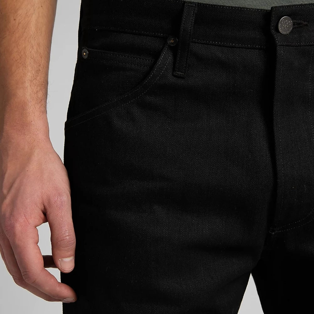 Le jeans LEE 101 Z black est d'une grande qualité et s'adapte à toutes les morphologies grâce à sa coupe droite. Ce jeans noir 100% coton est une pièce basique à avoir dans son dressing !