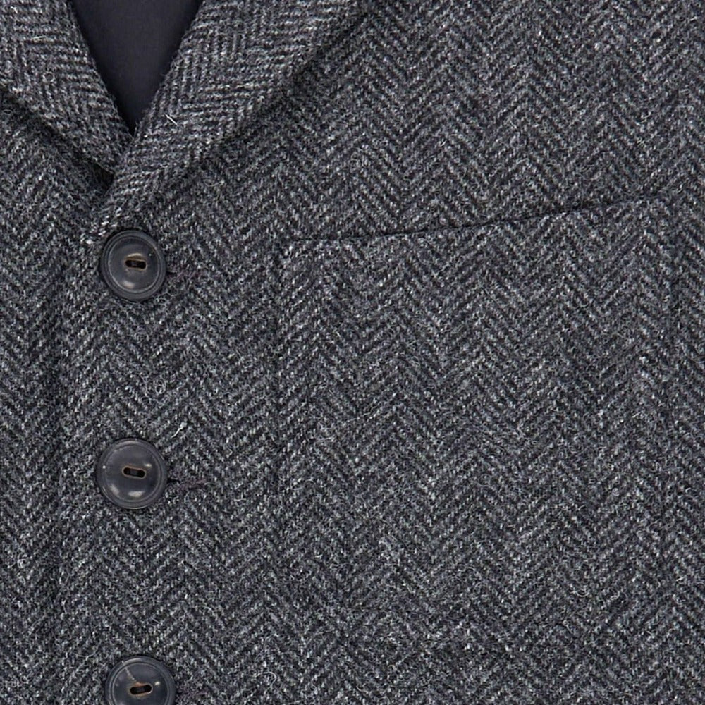 Le gilet 1908 calico dundee grey Pike Brothers est une nouveauté pour 2023.  Il s'inspire des gilet de travail d'époque mais apporte une touche plus élégante avec son petit col.  Il possède 4 poches et une martingale dans le dos.  100% laine doublure 100% coton fabriqué au Portugal
