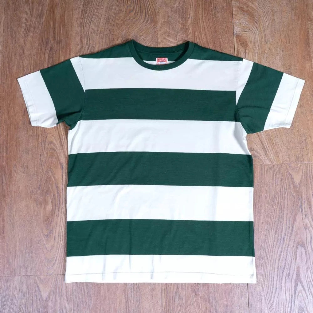 Le T-shirt 1967 Sports Vinson green reproduit les motifs authentiques des clubs de sport américain des années 60.
