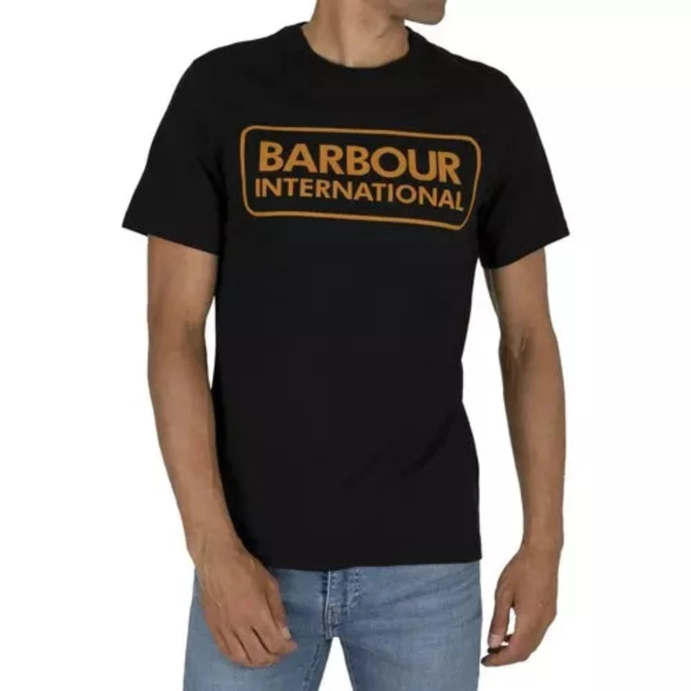 Le T-shirt essential logo noir par Barbour est réalisé 100% en coton.