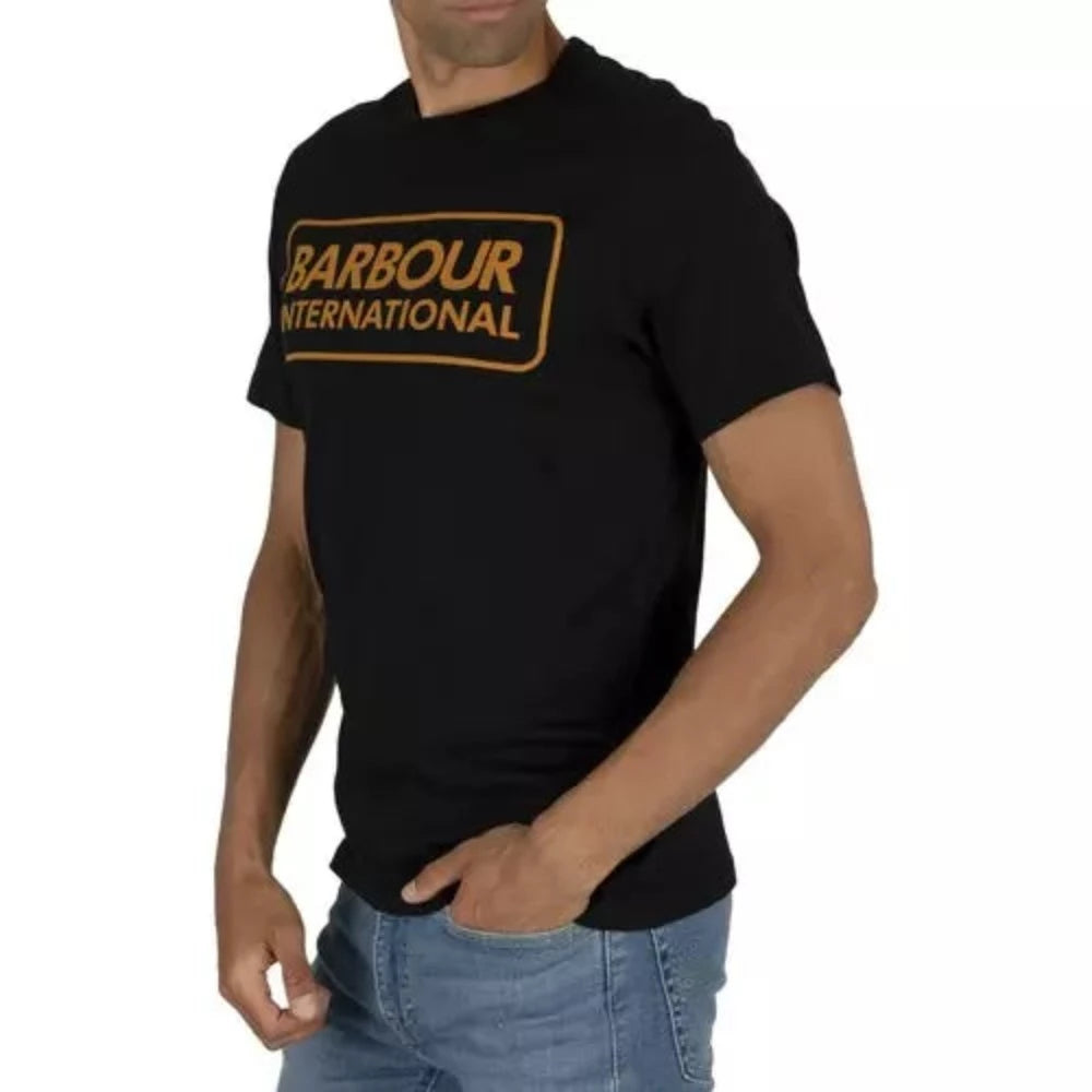 Le T-shirt essential logo noir par Barbour est réalisé 100% en coton.