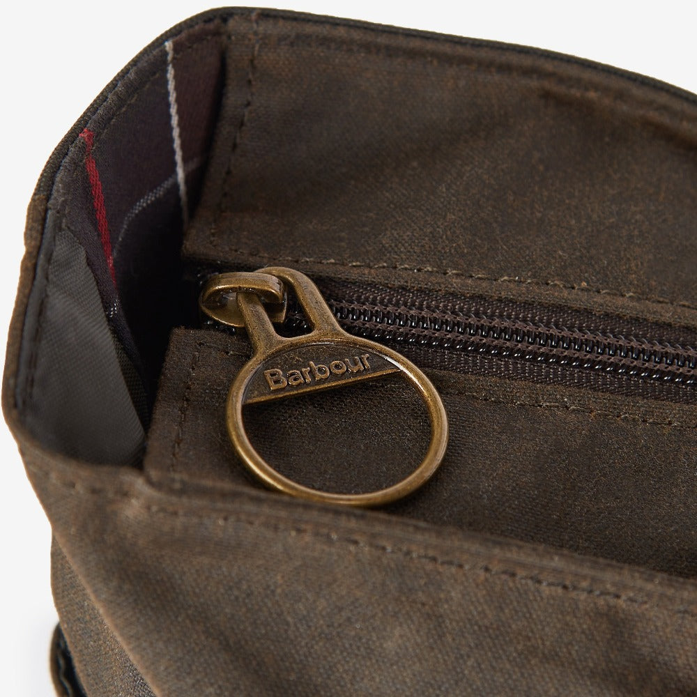 Le tote bag Barbour est inspiré des emblématiques vestes Barbour avec sa toile en coton ciré et son tartan à l'intérieur.   Il peut être porté en sac à dos ou à la main.