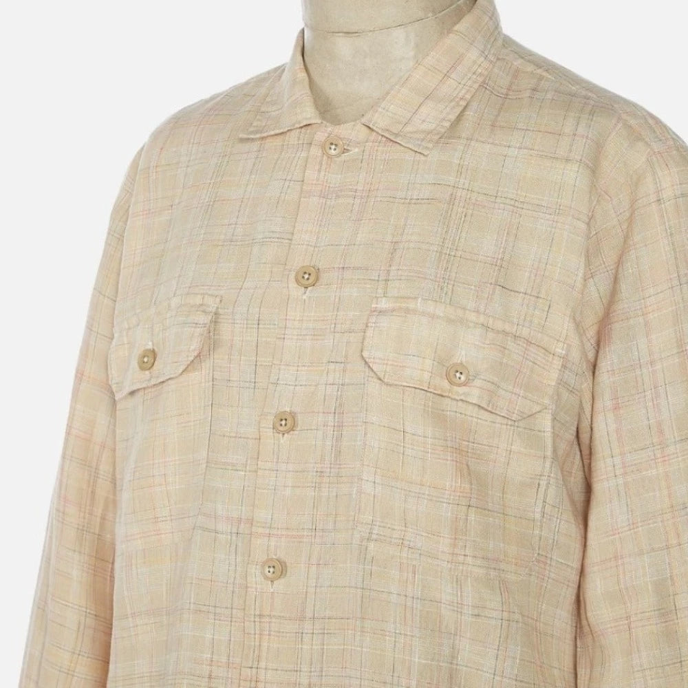 La chemise utility desert check lin est parfaite en chemise et surchemise. Sa couleur spécifique permet de nombreuses associations pour un style néo-workwear.