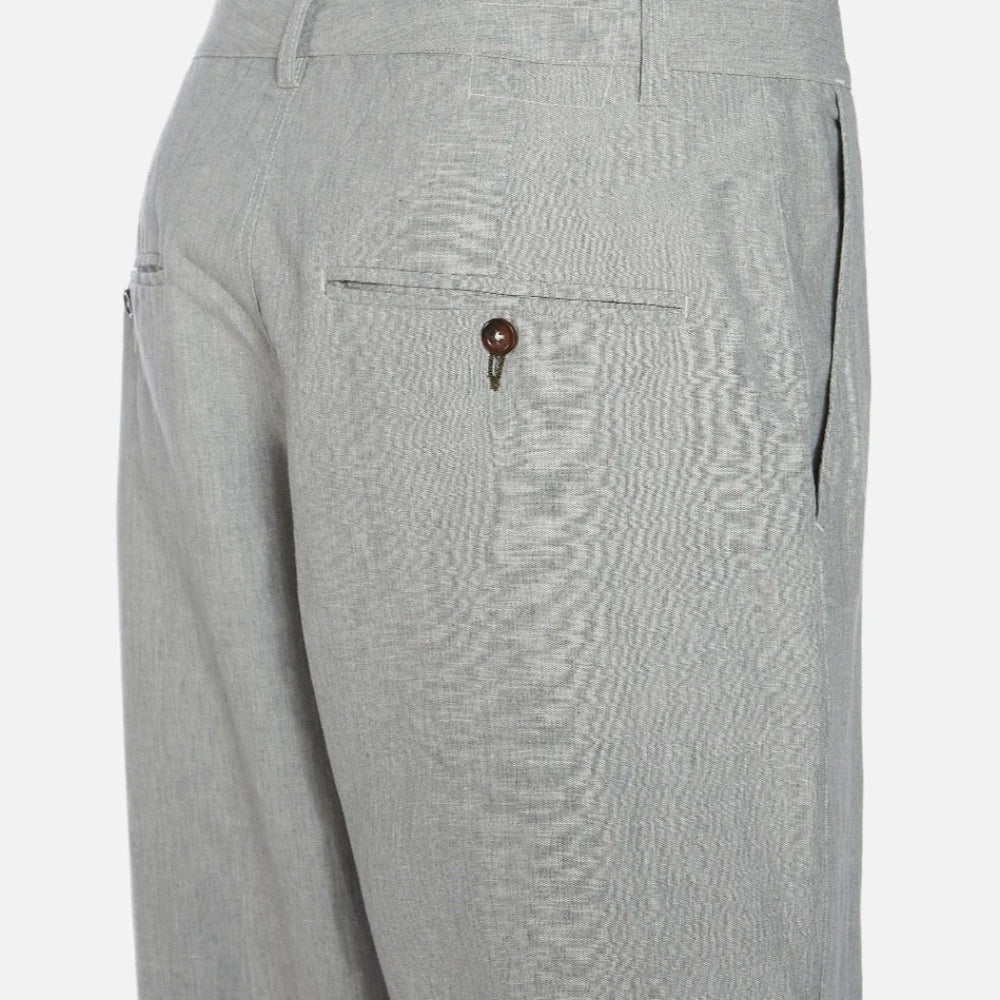 Le pantalon rb chino masterpiece lin grey par universal works possède une coupe confortable et ample au niveau des jambes et des hanches. 