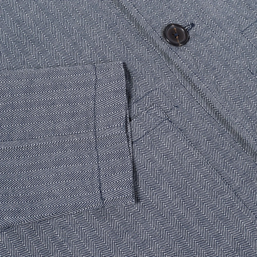 La veste field summer herringbone navy par universal works est une veste de travail classique en coton. Elle possède une coupe relax tissé dans un tissu léger en chevron. La veste field summer est originaire du nord de l'Italie. 